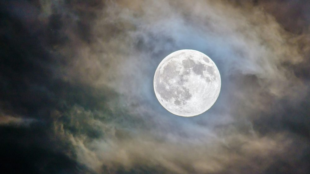 月のパワーで運気アップ！新月・満月で願いを叶える方法、願いごと。